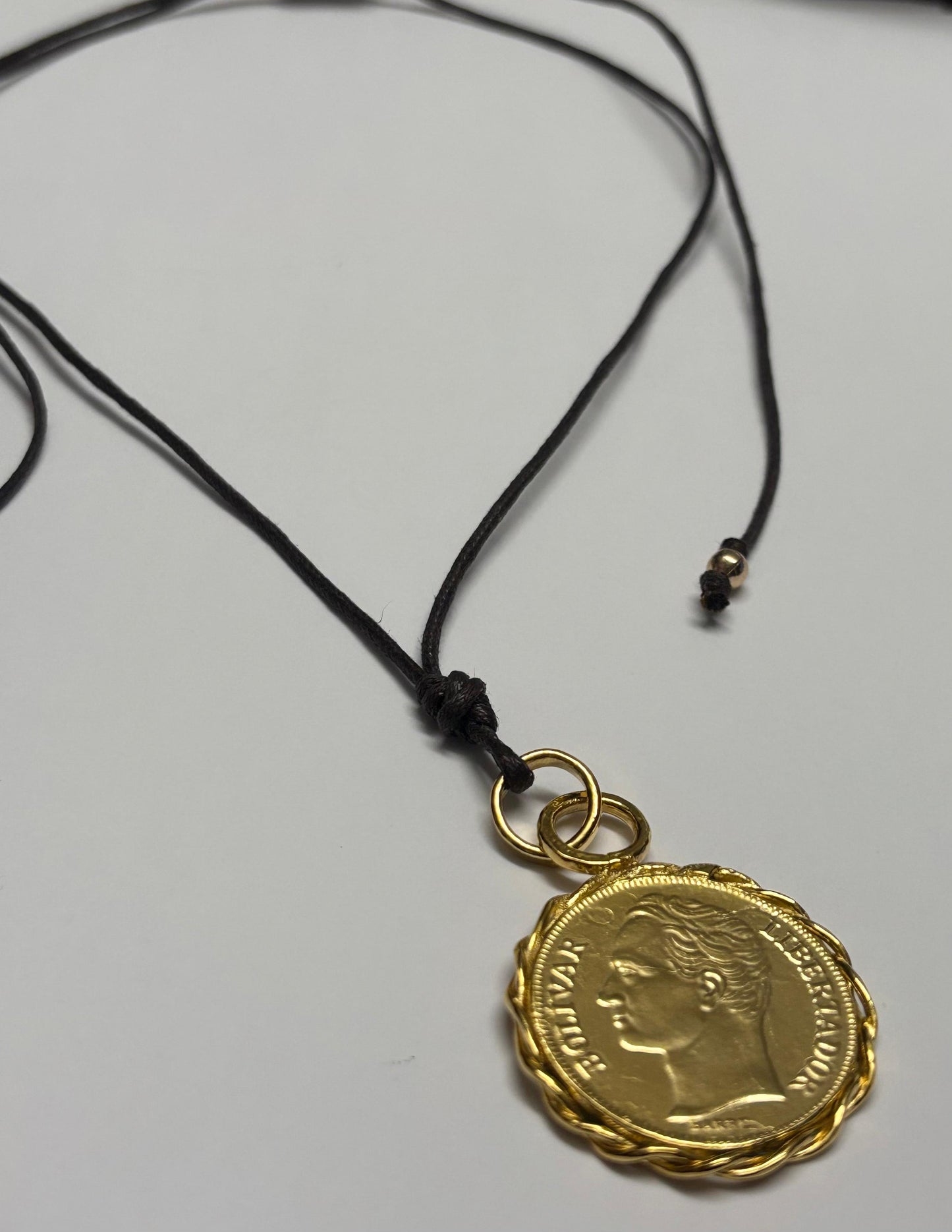 Collar de cuero con dije de moneda 5Bs