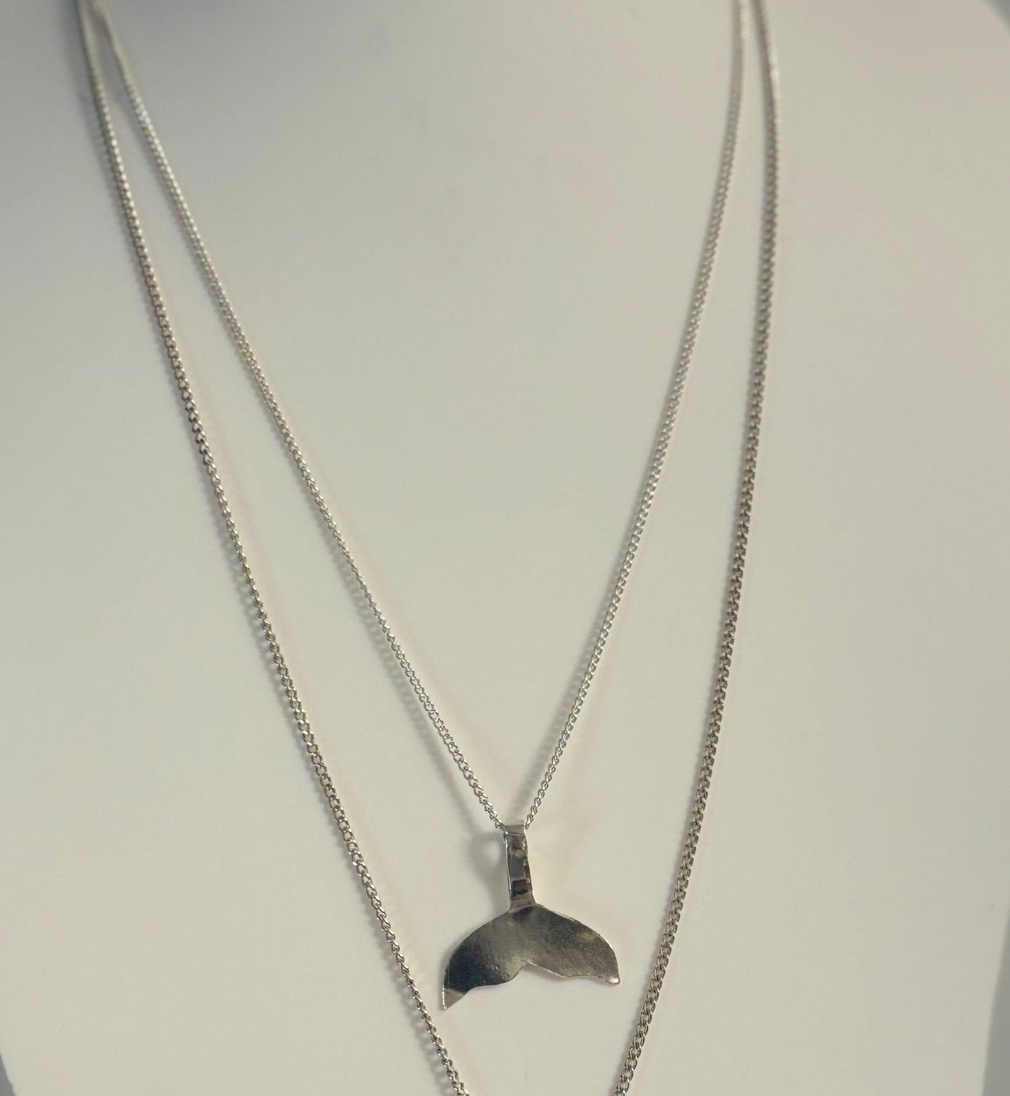 Dije cola de ballena de plata