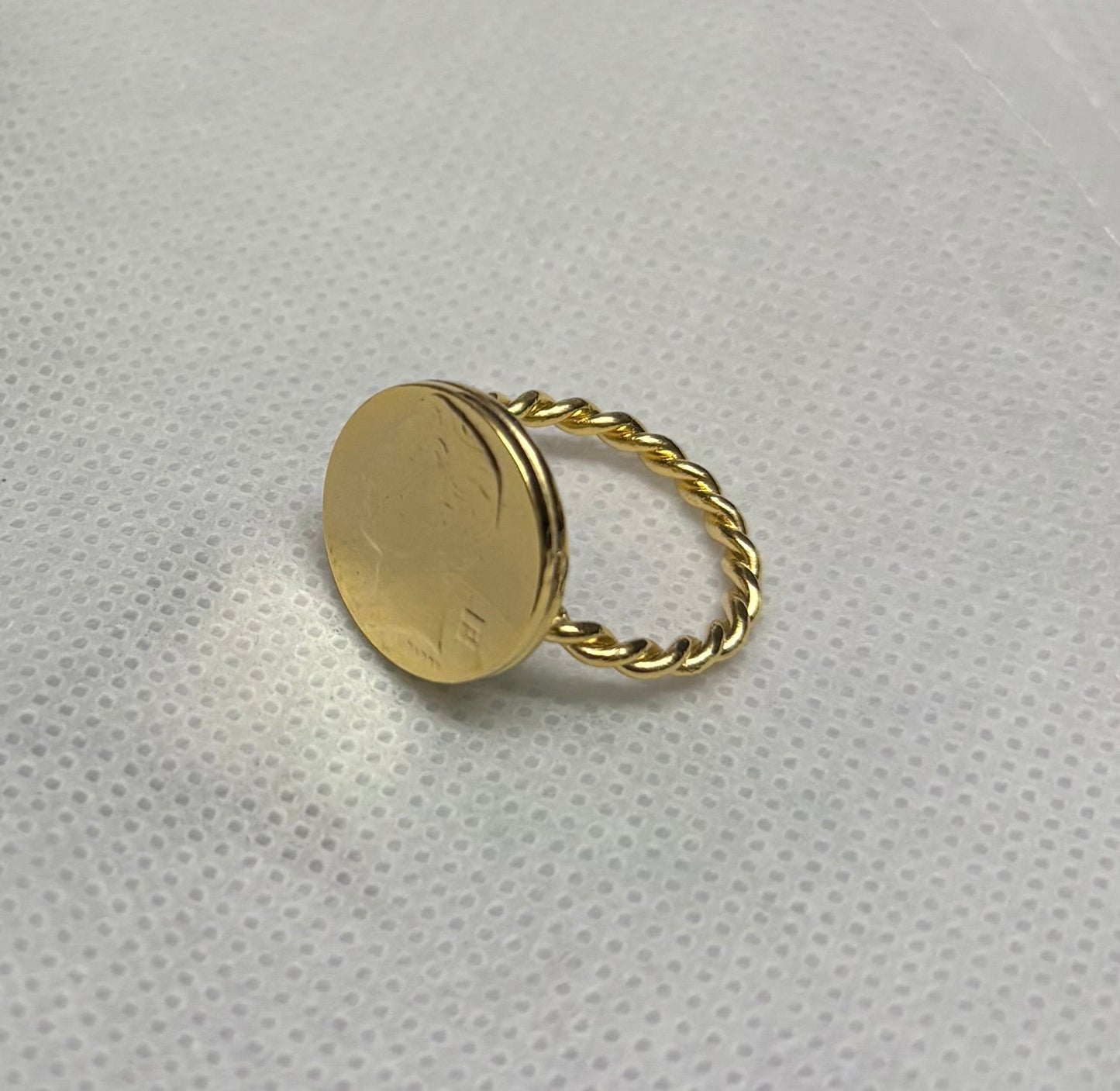 Anillo con dije de moneda