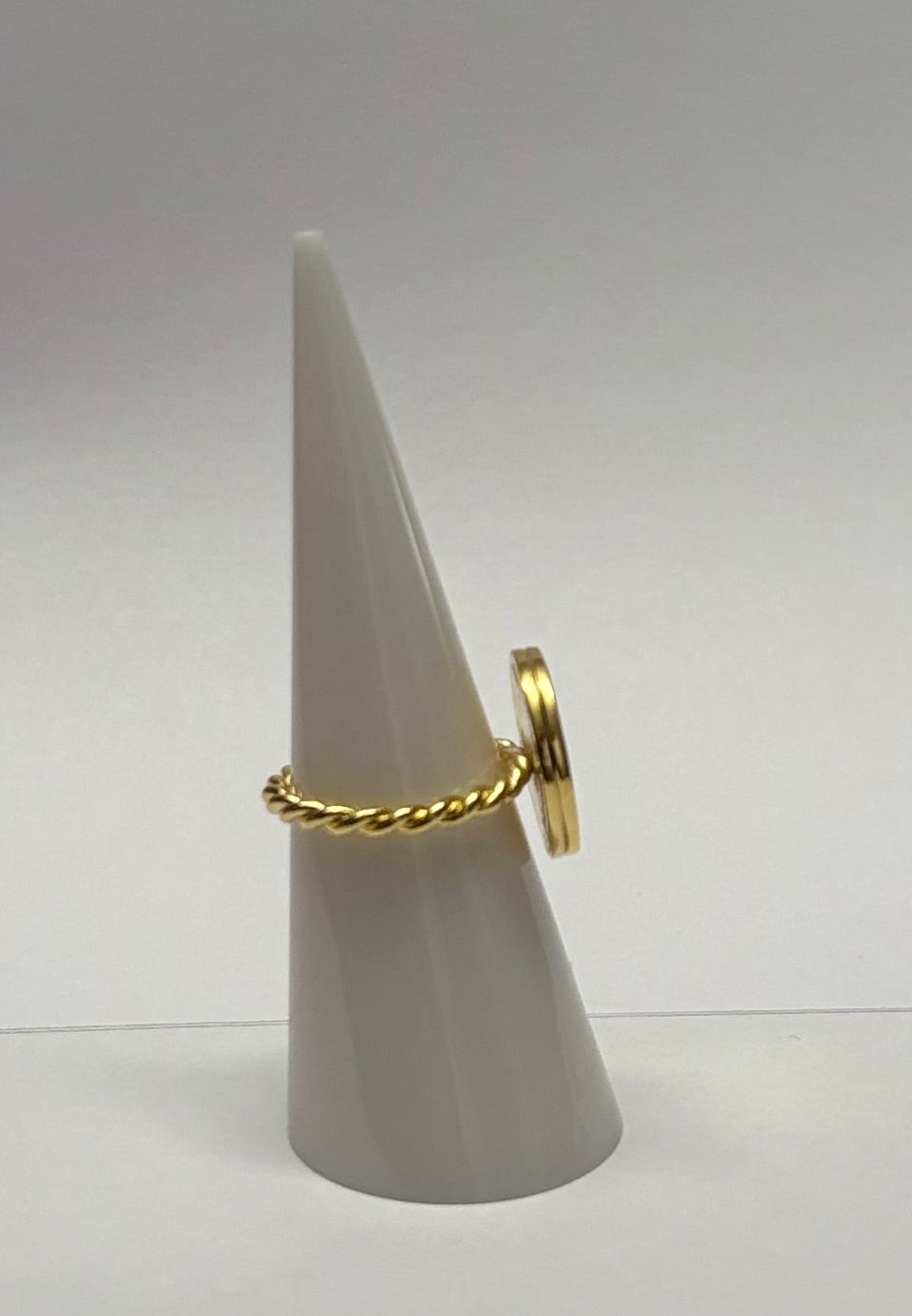 Anillo con dije de moneda