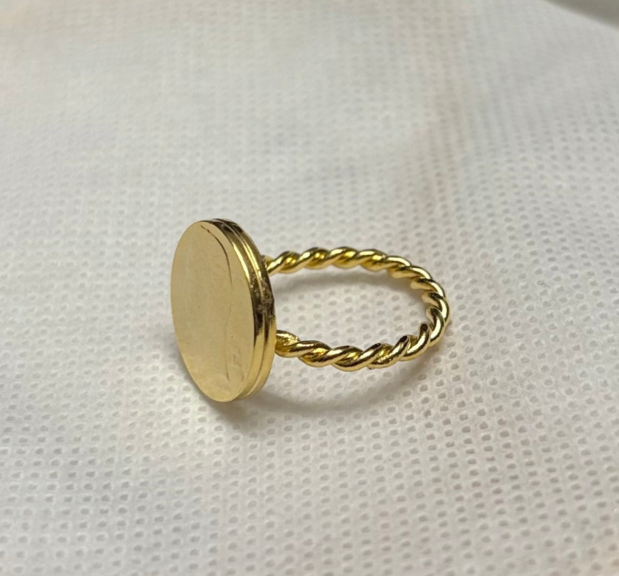 Anillo con dije de moneda