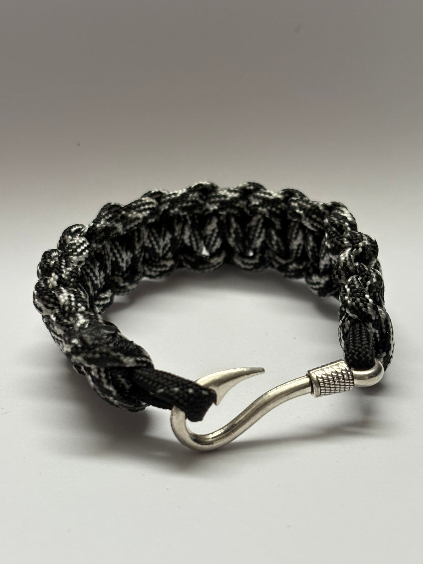 Brazalete tonos negro y blanco