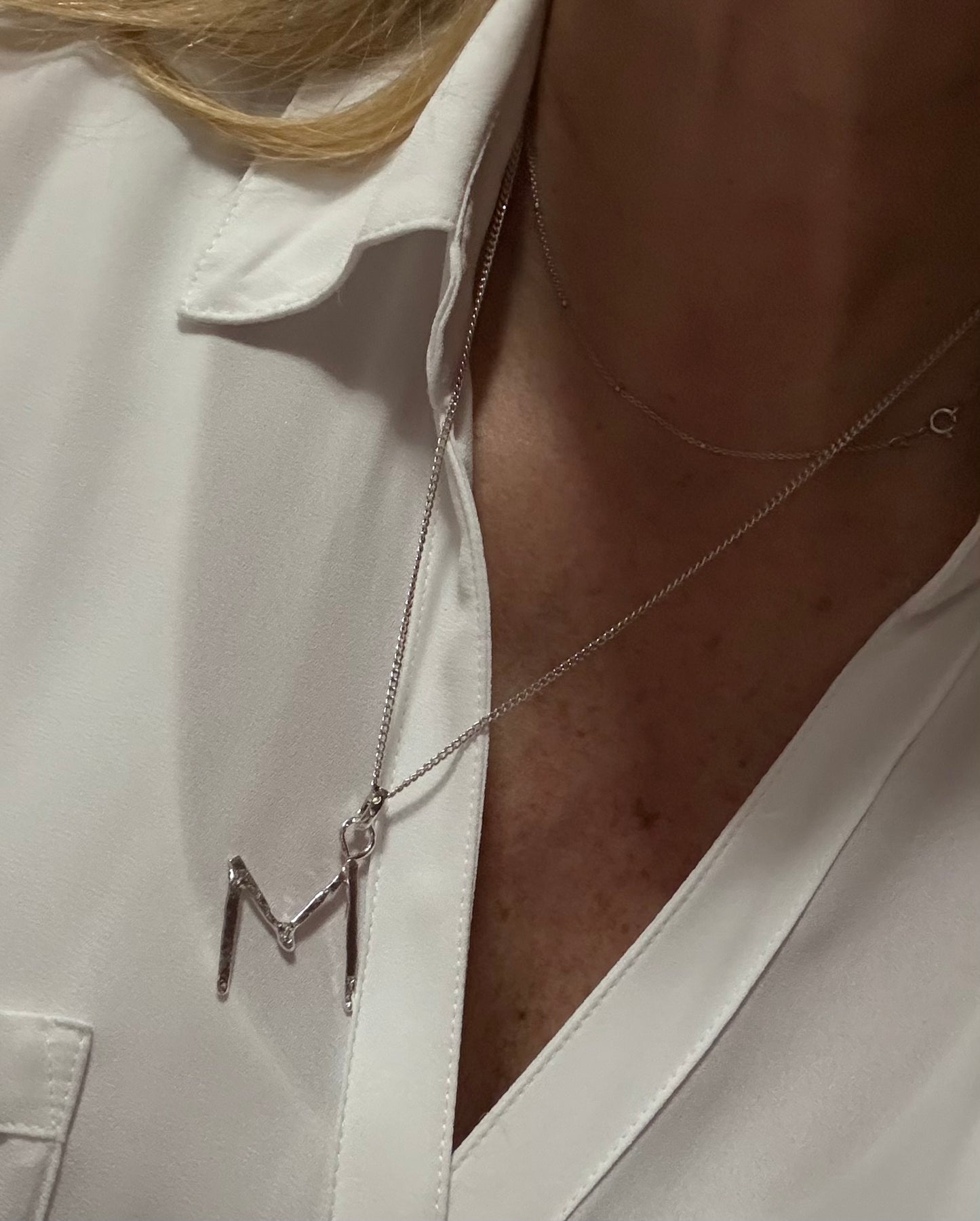 Dijes de letra de plata