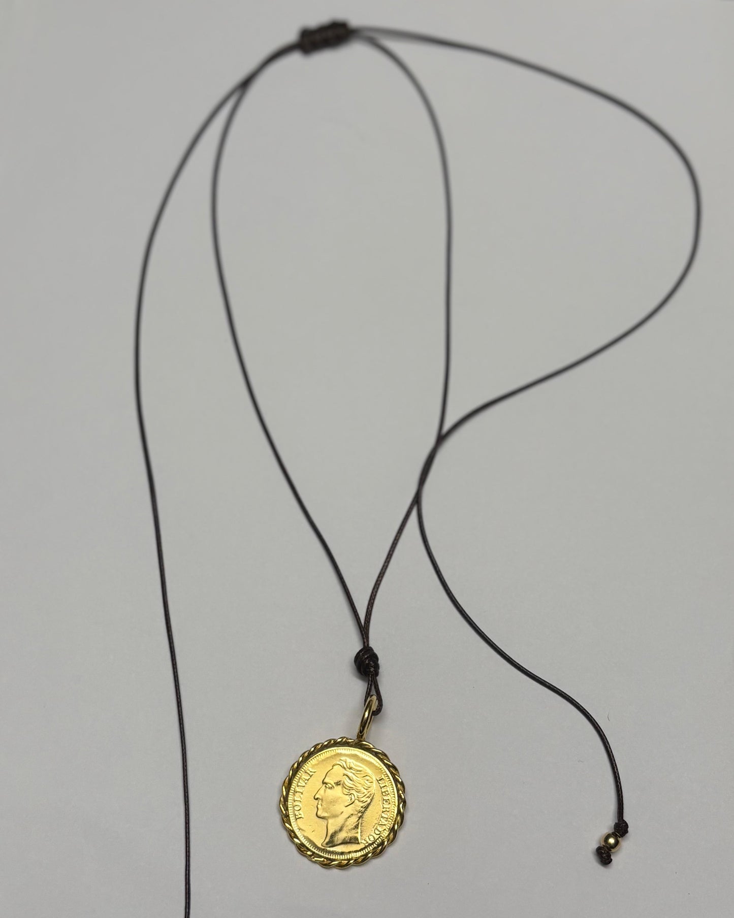 Collar de cuero con dije de 2Bs