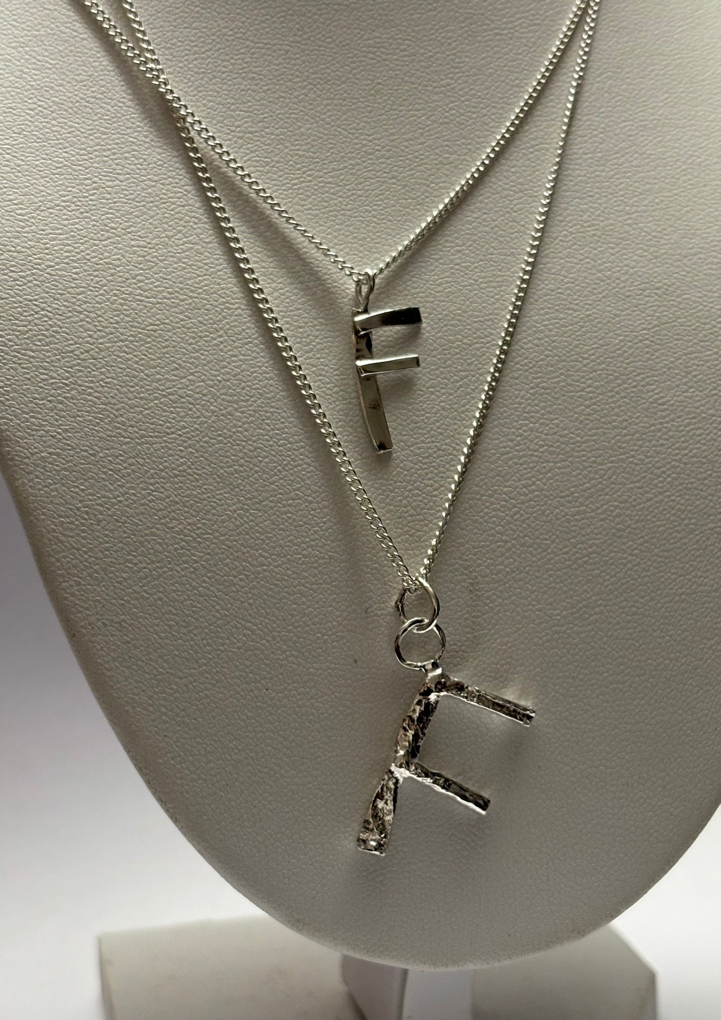 Dijes de letra de plata