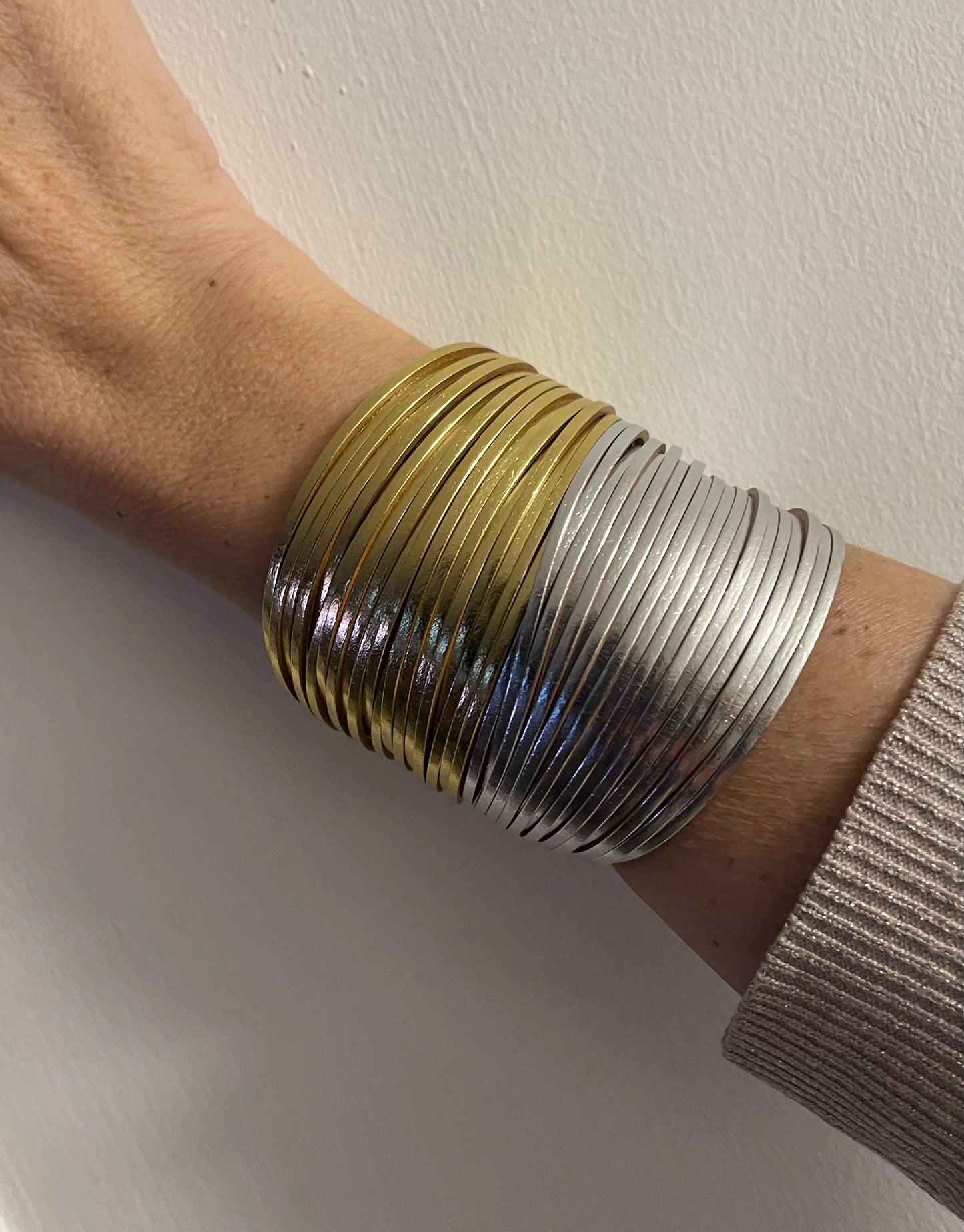 Brazalete de cuero metalizado