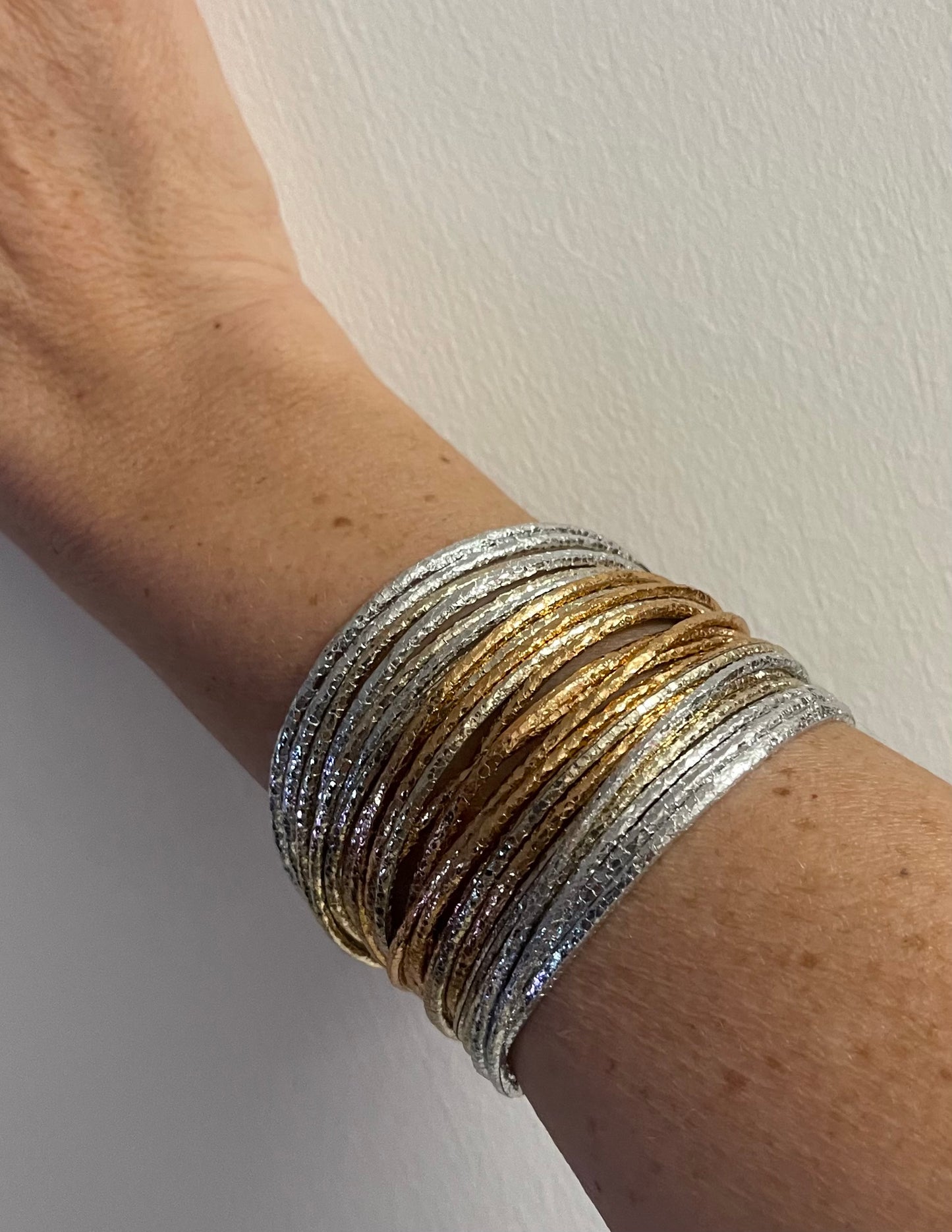 Brazalete de cuero metalizado