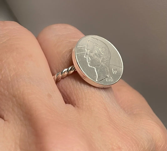 Anillo con dije de moneda