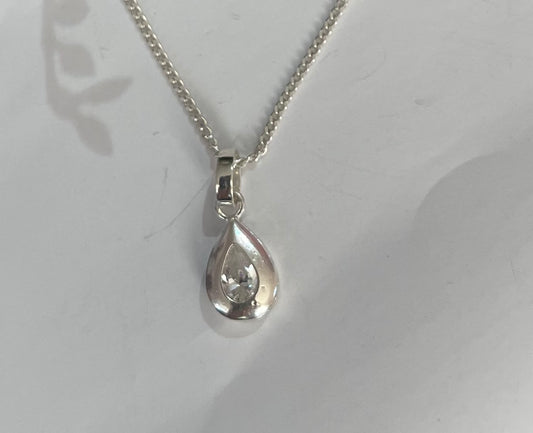 Dije de gota de plata con zircón