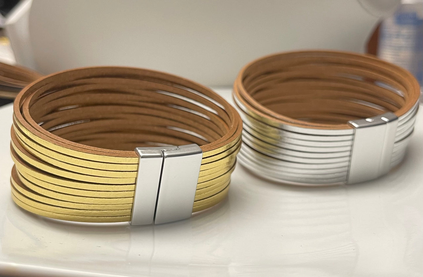 Brazalete de cuero metalizado
