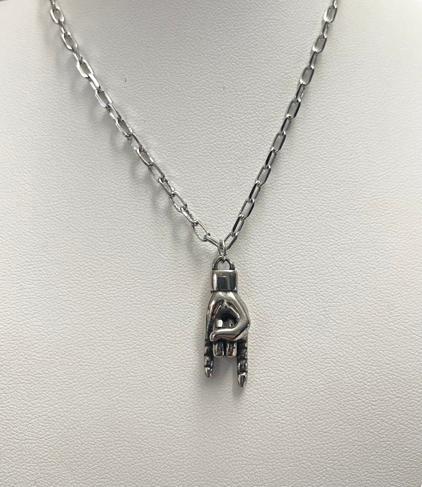 Cadena con dije Mano Cornuta