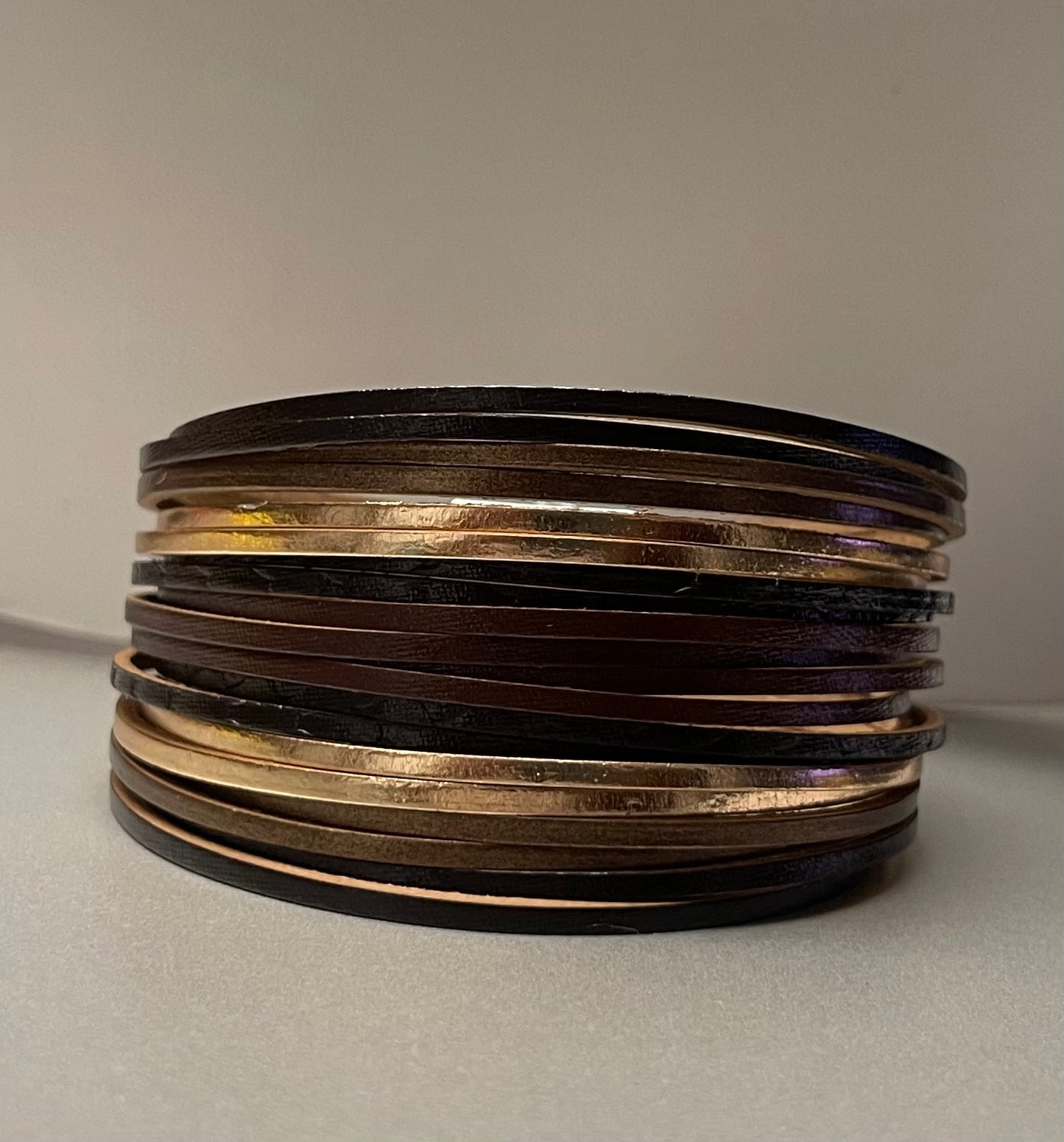 Brazalete de cuero metalizado