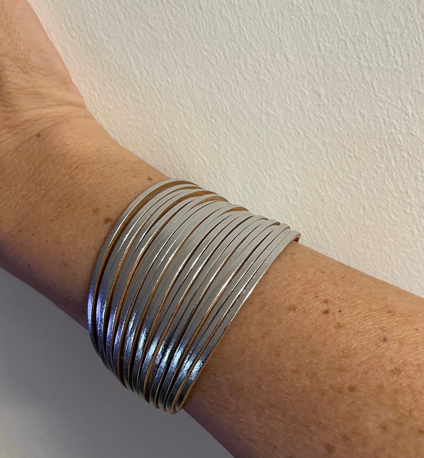 Brazalete de cuero metalizado
