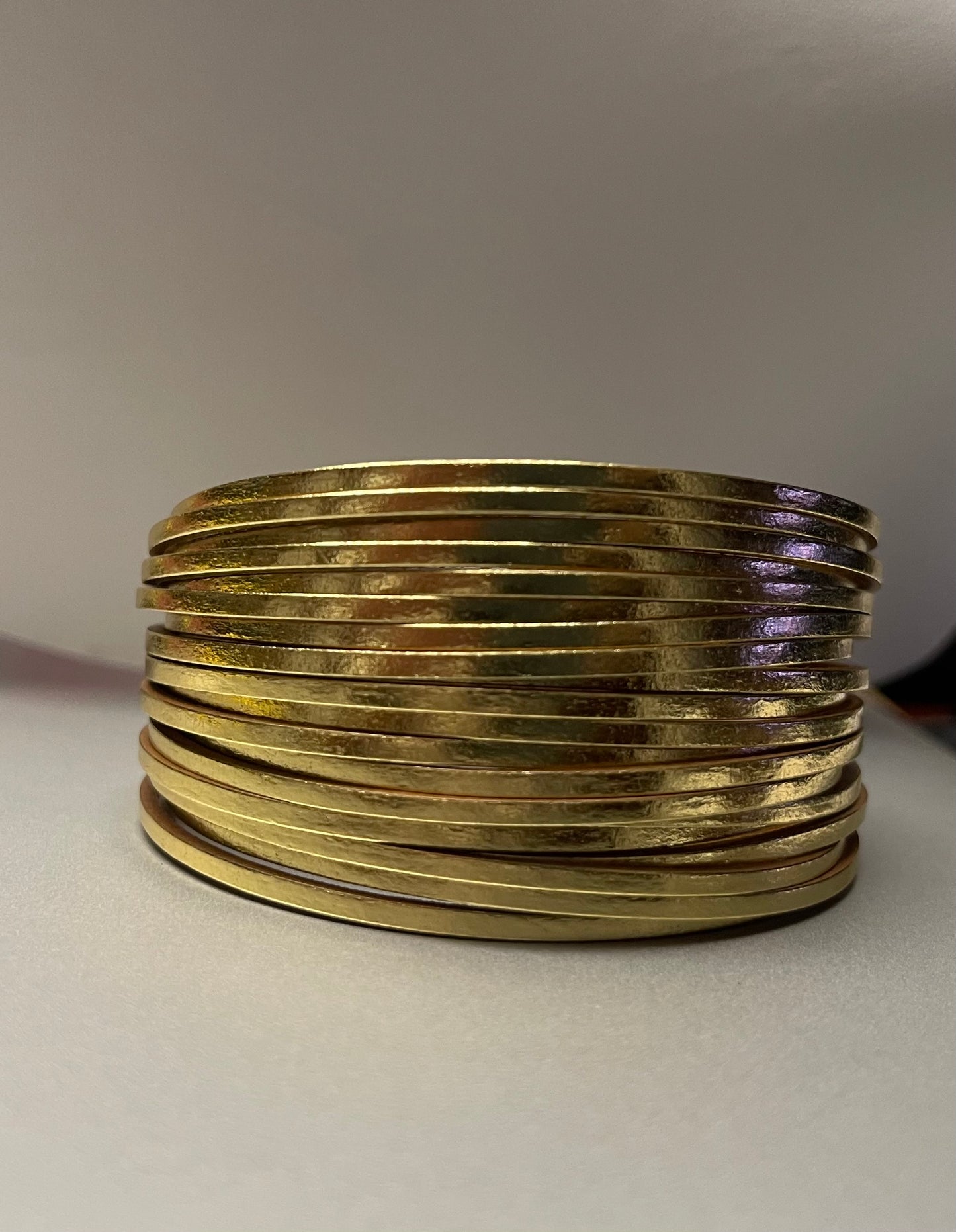 Brazalete de cuero metalizado