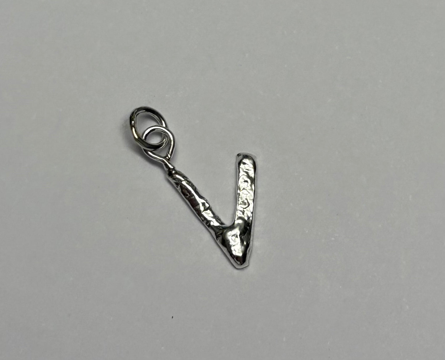 Dije de plata letra pequeña