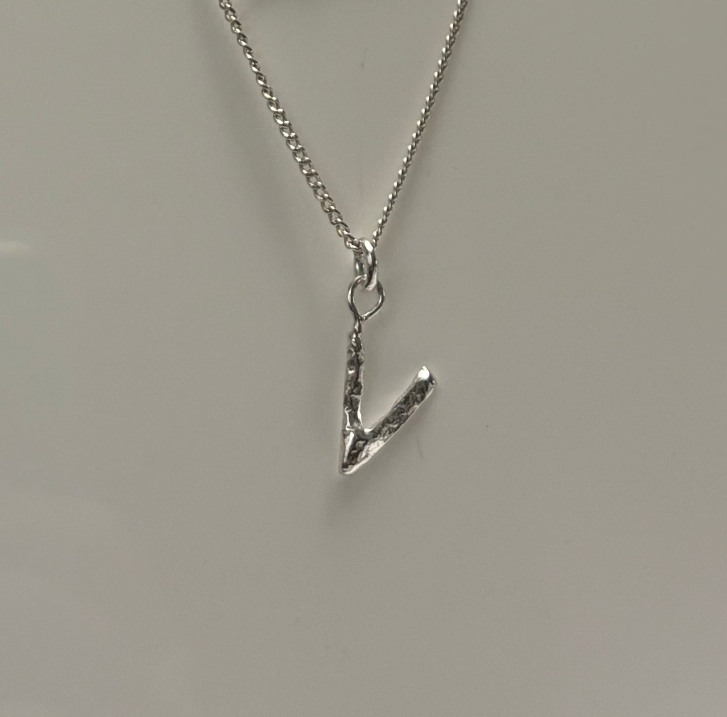 Dije de plata letra pequeña